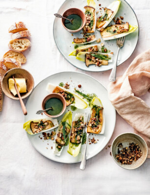 witlof met gegrilde koningsoesterzwam en hazelnootpangrattato