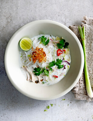 noedelsoep met pulled kip, kokos en crispy ui