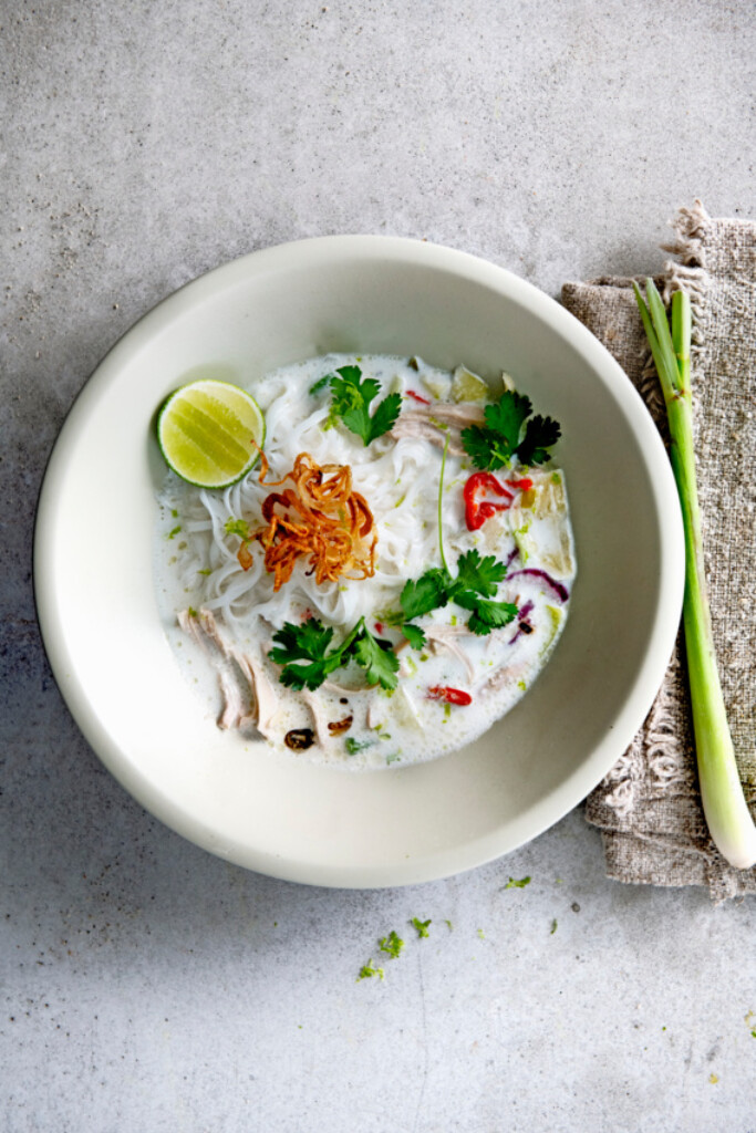 noedelsoep met pulled kip, kokos en crispy ui