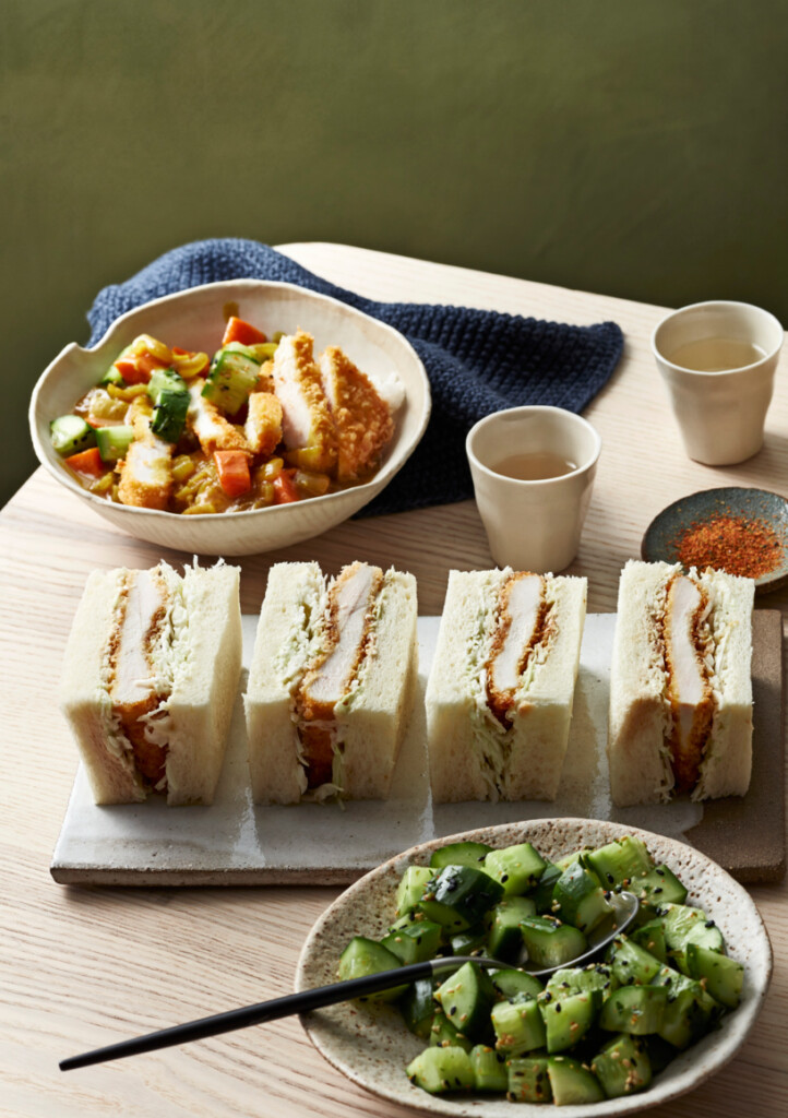 Receptfoto van curry met kip-katsu en komkommersalade