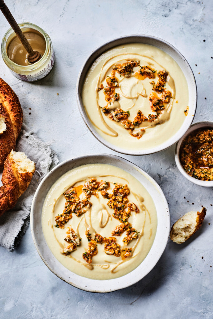 bloemkool-tahinisoep met harissa-hazelnootpesto