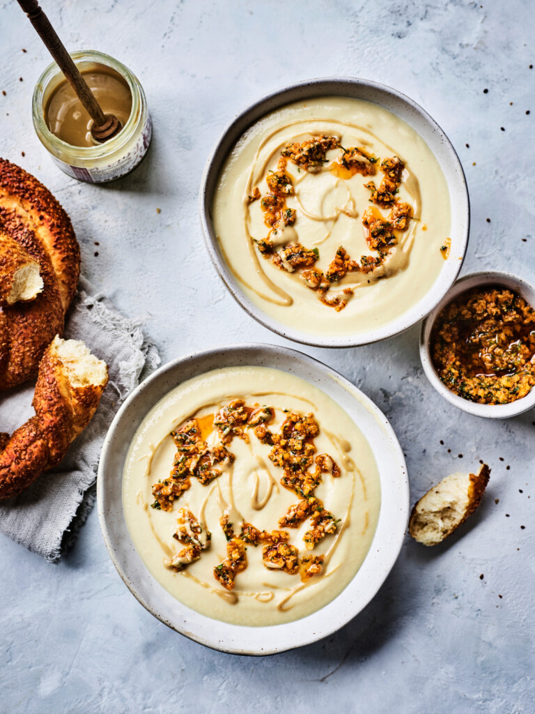 Receptfoto van bloemkool-tahinisoep met harissa-hazelnootpesto