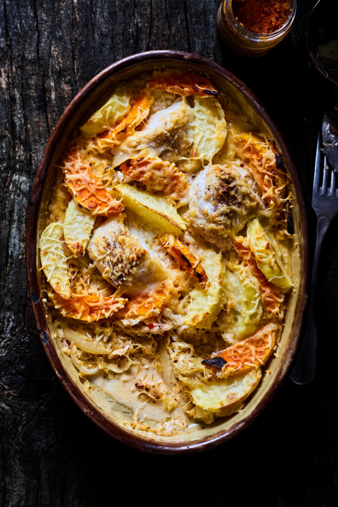 romige zuurkool met ’nduja en kabeljauw uit de oven