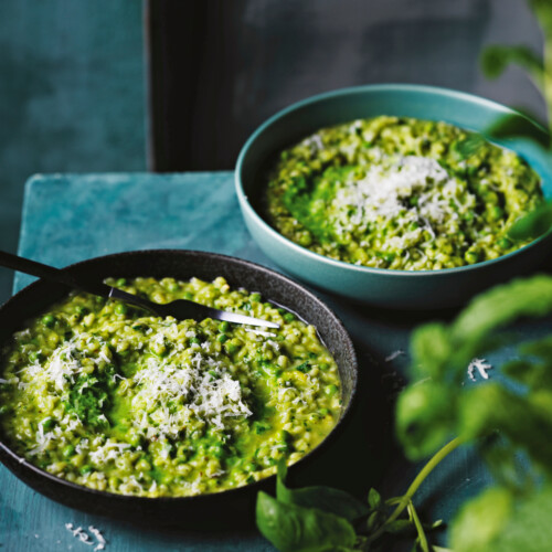 Zin in wat extra vitamines tijdens de donkere winterdagen? Deze groene groenterisotto zit boordevol groenten zoals courgette, erwtjes, prei en snijbiet en is daarmee precies wat je nodig hebt.