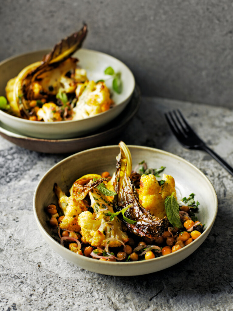 Receptfoto van kikkererwtensalade met geroosterde bloemkool
