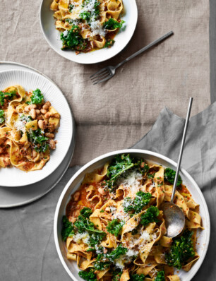 pappardelle met pittige ‘nduja, boerenkool & bonen