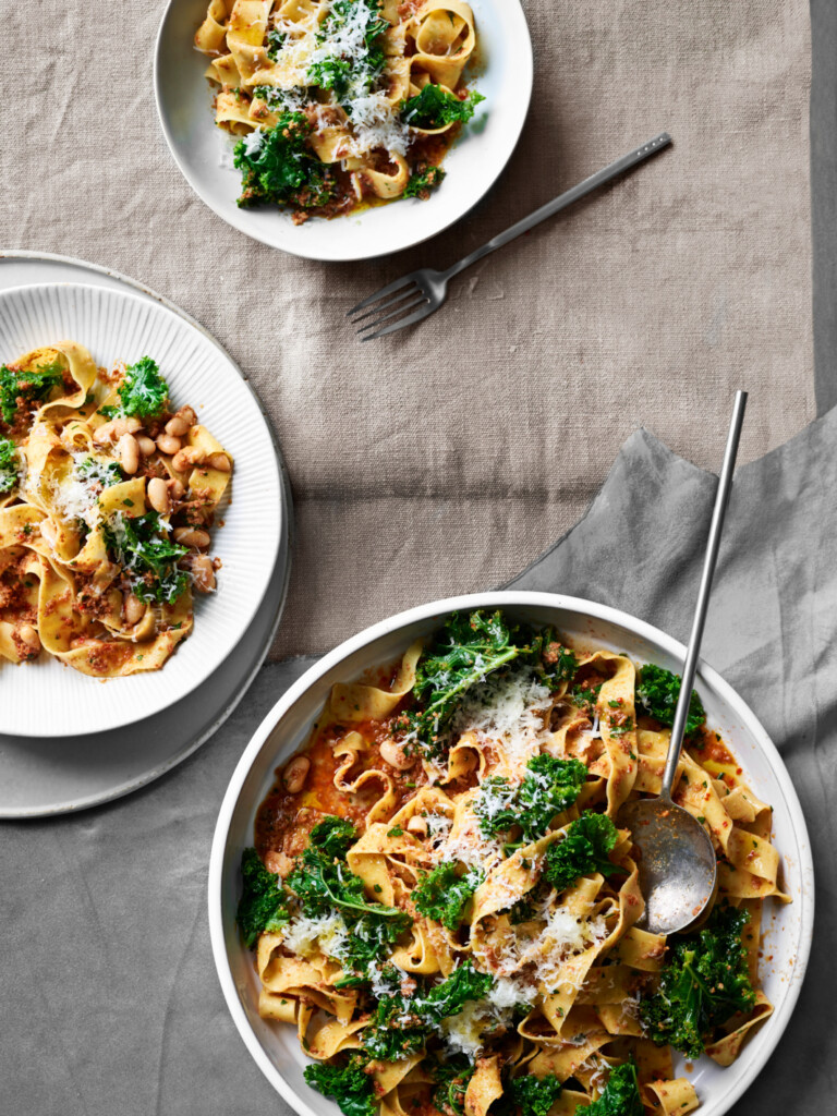 Receptfoto van pappardelle met pittige 'nduja, boerenkool & bonen