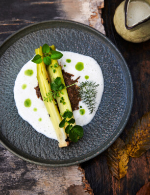 prei, romesco van gebrand brood en ui & saus