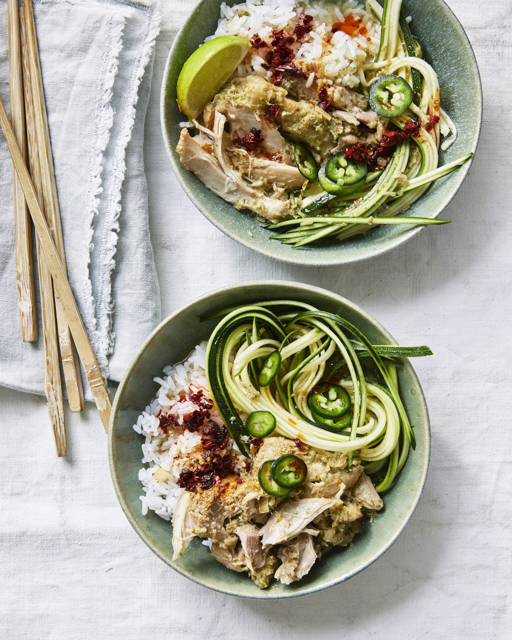 simpele kip met citroengras, gembersiroop en courgettenoedels