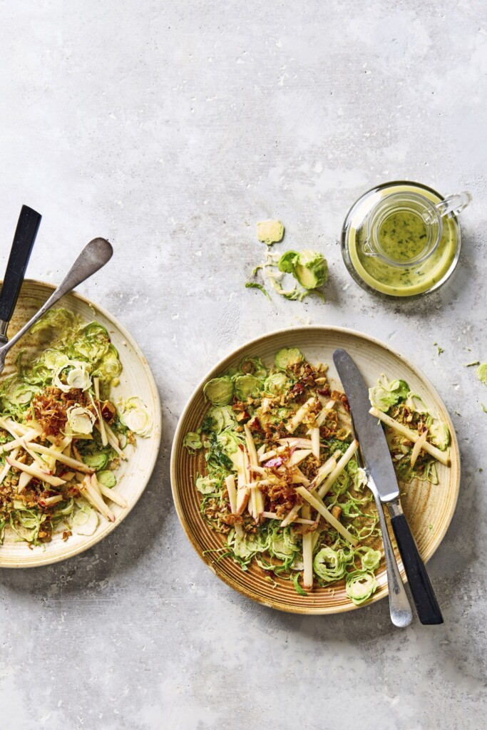 salade van geraspte spruitjes met crispy sjalot en pangrattato