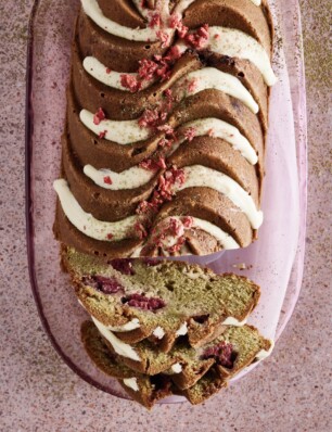 matchacake met witte chocolade en frambozen