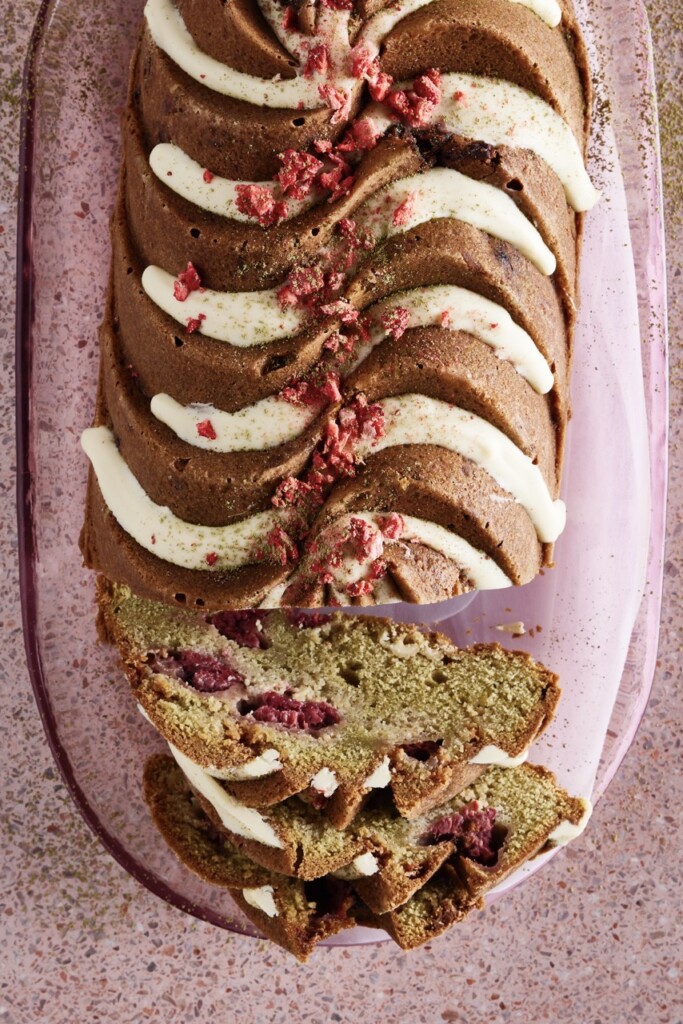 matchacake met witte chocolade en frambozen