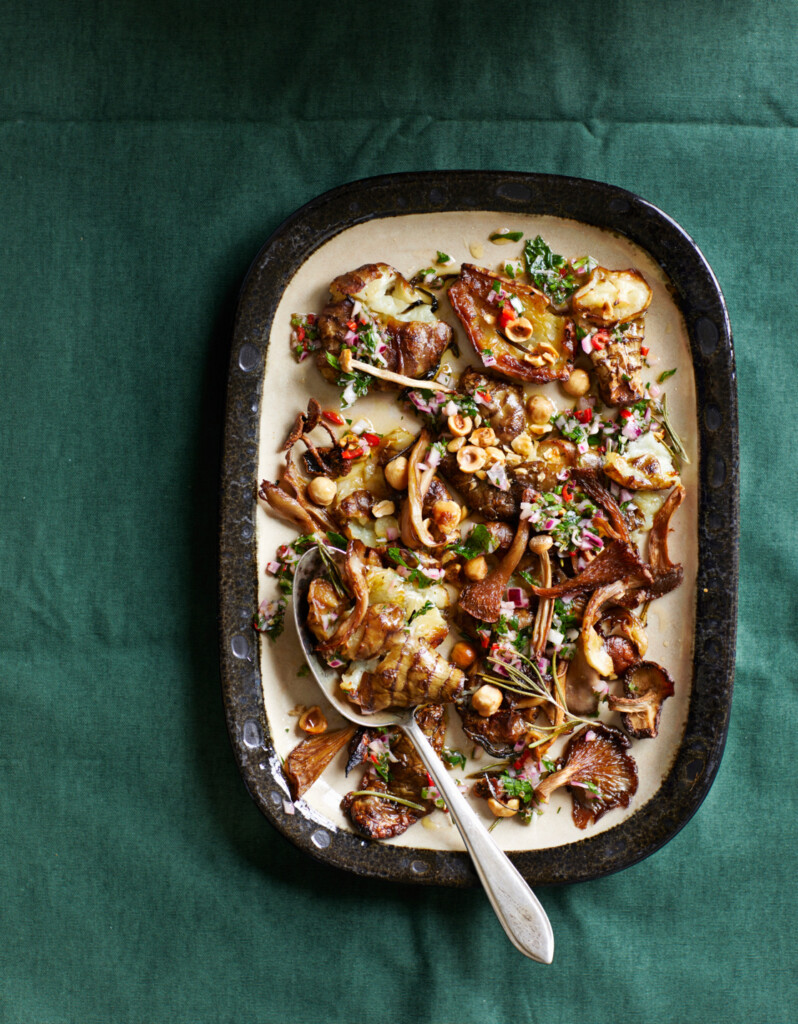 Receptfoto van crunchy aardpeer uit de oven met paddenstoelen & chimichurri