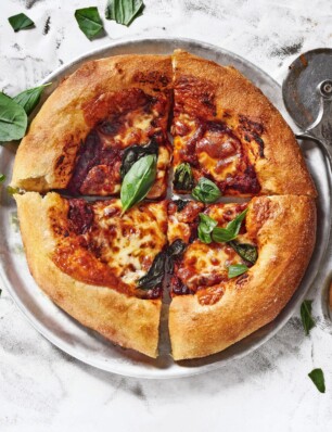 napolitaanse pizza met ansjovis-tomatensaus