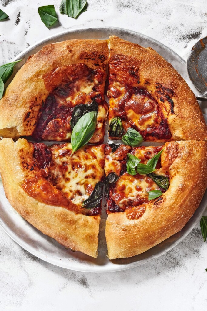 napolitaanse pizza met ansjovis-tomatensaus