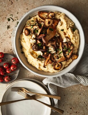 taleggio-polenta met gemengde paddenstoelen en kruiden