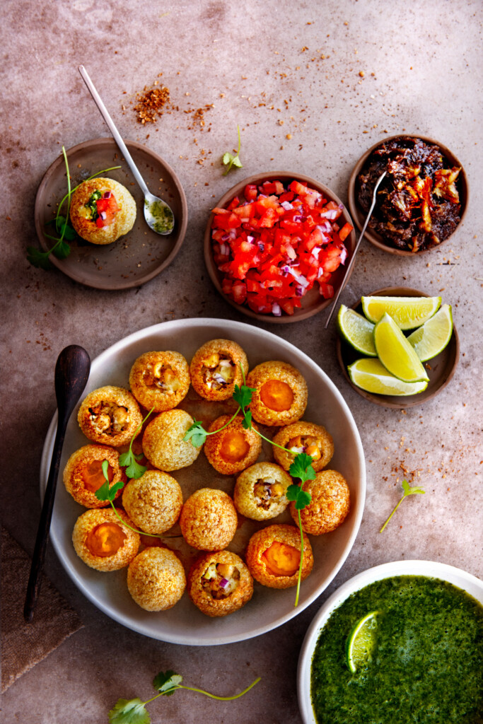 Receptfoto van pani puri met zoete-aardappelvulling & met aardappelkikkererwtenvulling