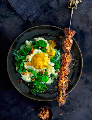 boerenkoolstamppot met diamantsaté & piccalillyjus