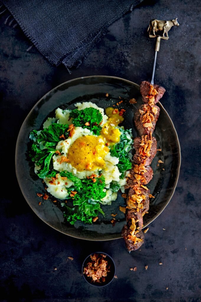 Receptfoto van boerenkoolstamppot met diamantsaté & piccalillyjus