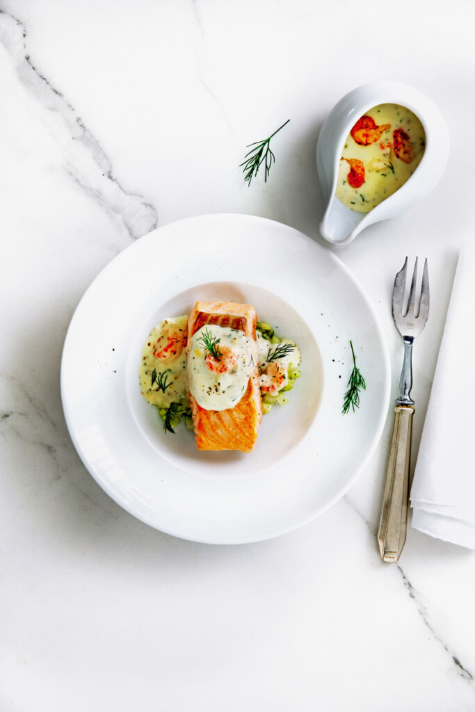 zalmhaas met rivierkreeftjes-dillesaus uit Canapé van Janneke Philippi