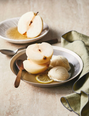 baesuk – gepocheerde peren in kruidige honingsiroop