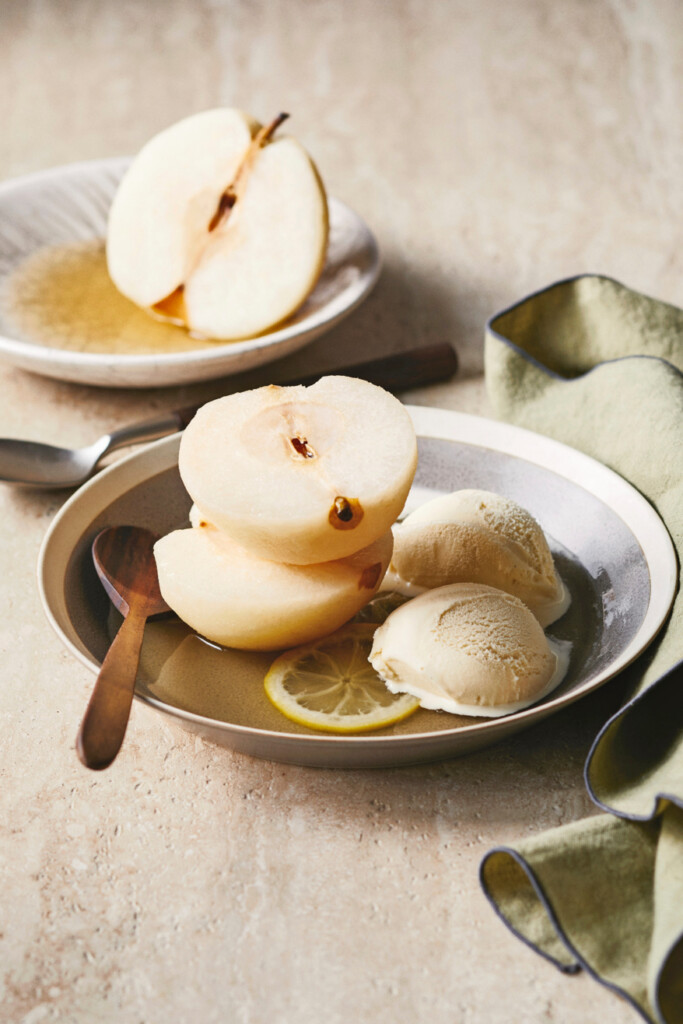 baesuk – gepocheerde peren in kruidige honingsiroop