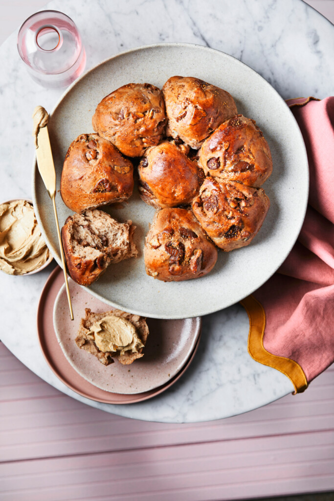 breekbrood met vijgen, pecan en suikerboter