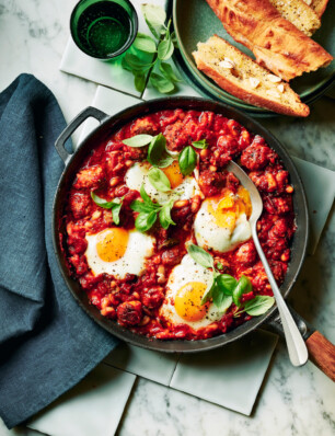 eieren in pittige tomatensaus met bonen & worst
