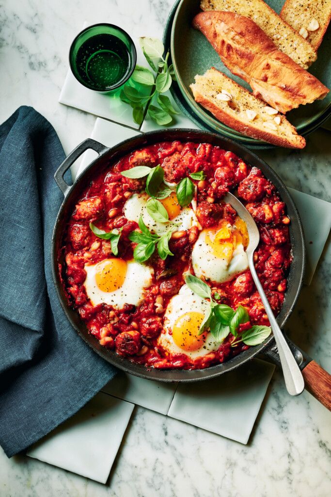 eieren in pittige tomatensaus met bonen & worst