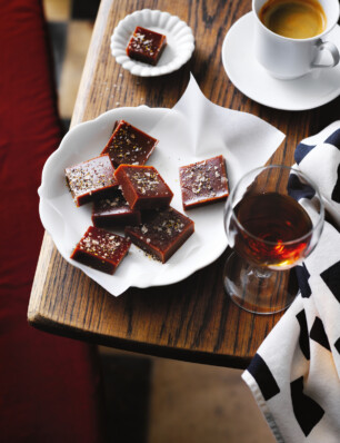 kruidige koffiekaramels met gerookte zoutvlokken