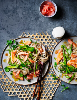 sobanoedels met gerookte forel & limoen