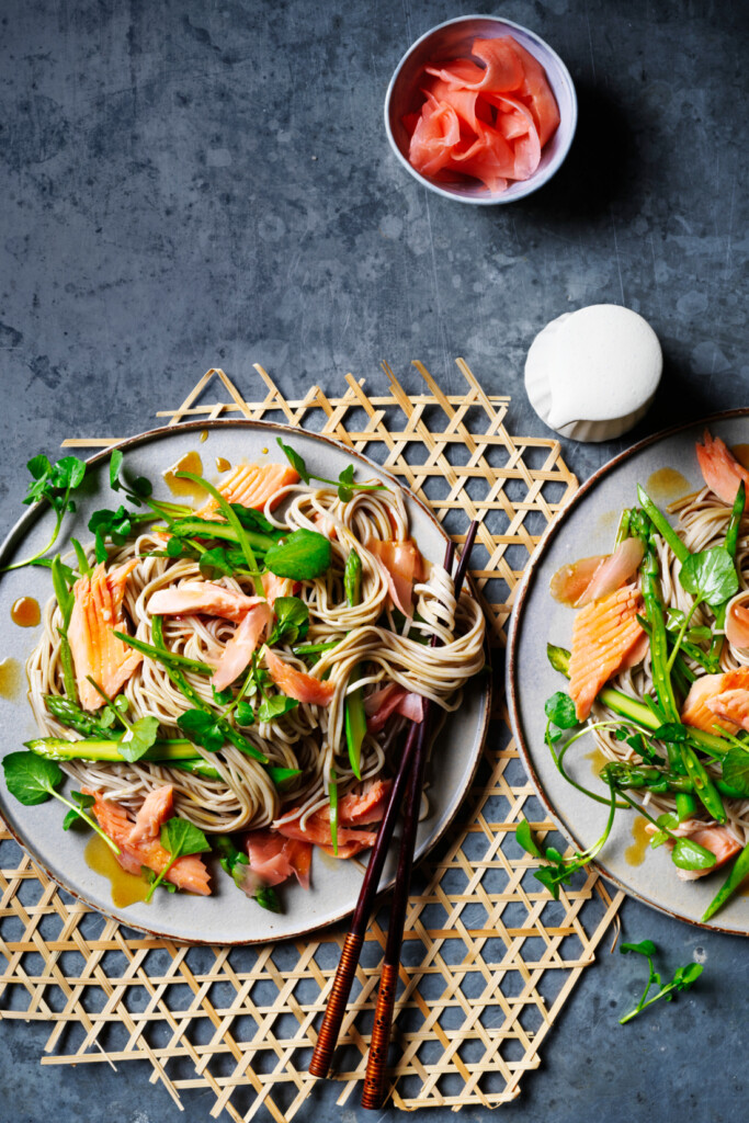 sobanoedels met gerookte forel & limoen