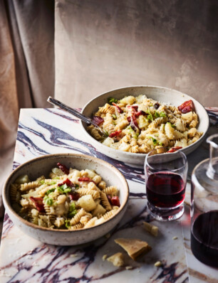 Napolitaanse pasta met aardappels en provola