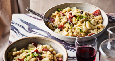 Napolitaanse pasta met aardappels en provola