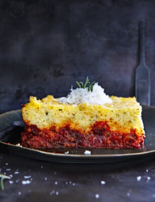 polenta uit de oven met saucijs en basilicum