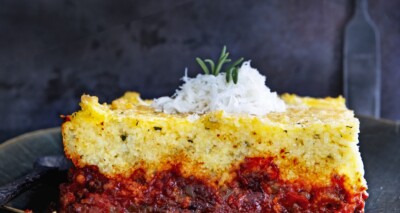 polenta uit de oven met saucijs en basilicum