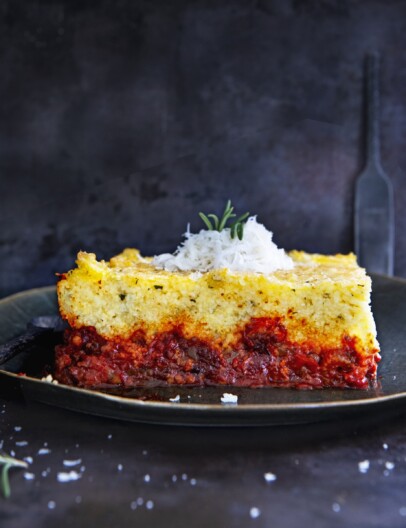 polenta uit de oven met saucijs en basilicum