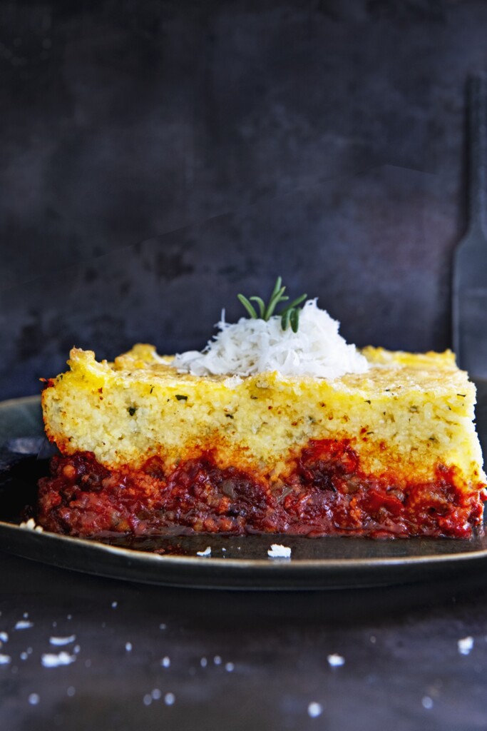 polenta uit de oven met saucijs en basilicum