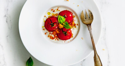 gepofte tomaatjes met stracciatella en parmezaancrumble