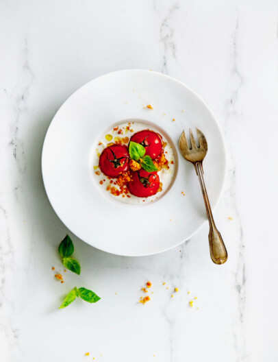 gepofte tomaatjes met stracciatella en parmezaancrumble