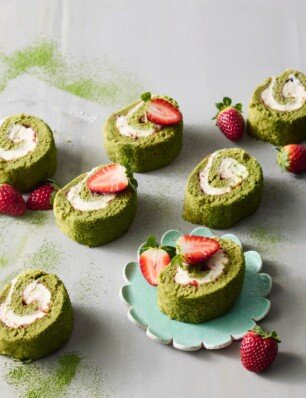 matchacake met aardbeien