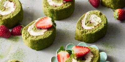 matchacake met aardbeien