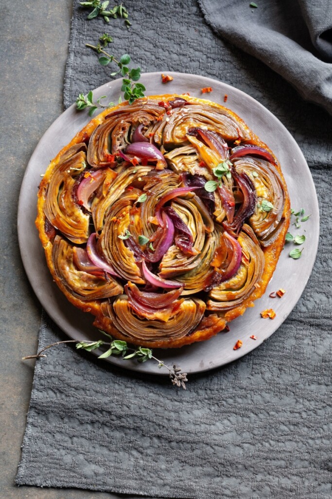 Receptfoto van artisjok en rode ui-tarte tatin