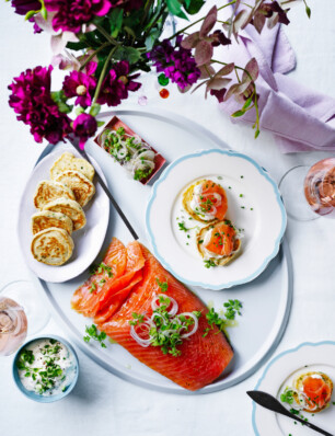 gravlax met gin op bieslookblini’s met komkommerroom