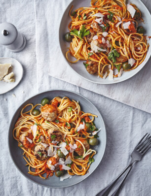 spaghetti met kipgehaktballetjes in paprikasaus