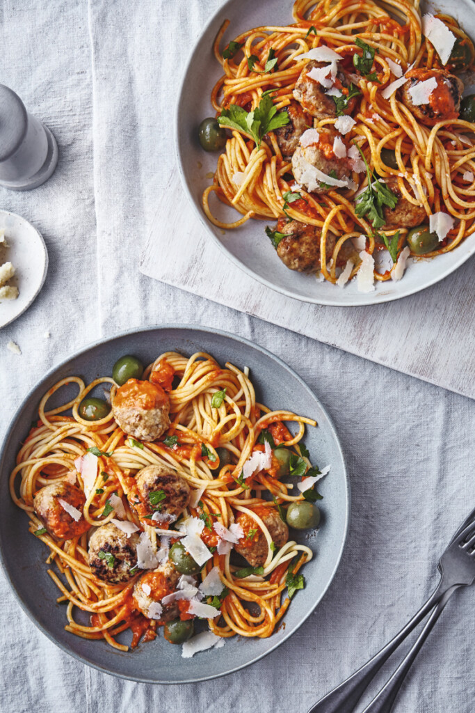 spaghetti met kipgehaktballetjes in paprikasaus