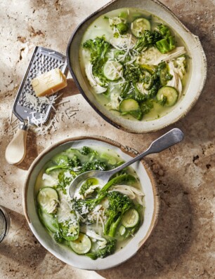 groentesoep met risoni, gegrilde kip en Parmezaanse-kaaskorst