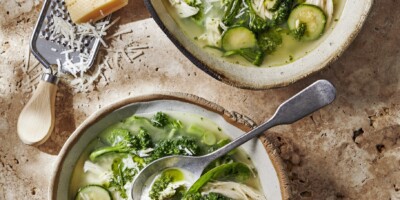 groentesoep met risoni, gegrilde kip en Parmezaanse-kaaskorst