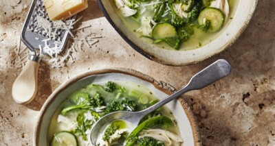 groentesoep met risoni, gegrilde kip en Parmezaanse-kaaskorst