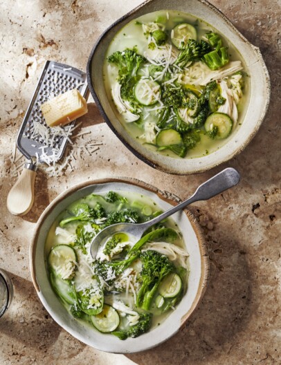 groentesoep met risoni, gegrilde kip en Parmezaanse-kaaskorst